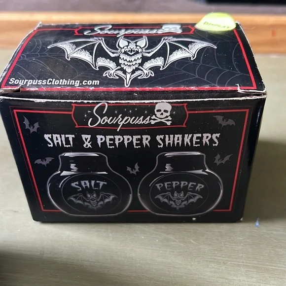 Sourpuss Black Bat Salt and Pepper Set NWB - Picture 2 of 4